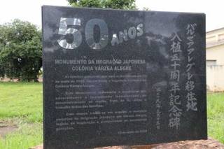 Monumento, de maio de 2009, em homenagem aos 50 anos da imigração japonesa (Foto: Marcos Ermínio)