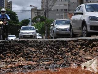 Buracos em Campo Grande aumentam sinistros e com isso, elevam preço de seguros. (Foto: Alcides Neto)