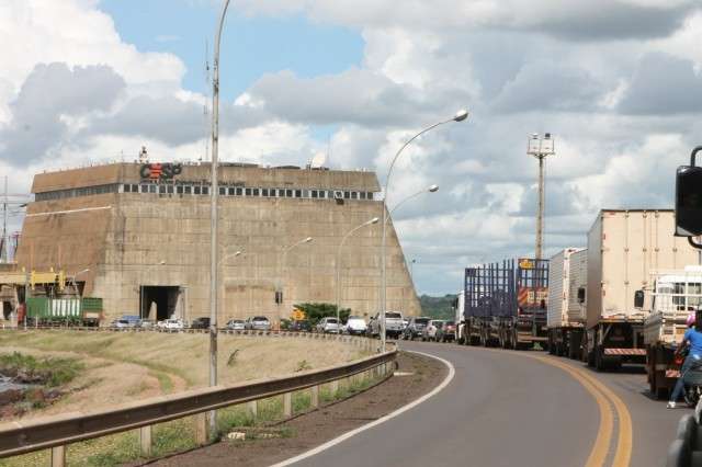 Obra em barragem &ldquo;prende&rdquo; ve&iacute;culos por 40 minutos na divisa com SP