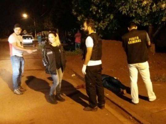 Rapaz de 20 anos &eacute; executado com tr&ecirc;s tiros em emboscada 