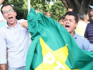 Manifestantes pró-governo Dilma no Centro de Campo Grande, na tarde desta quinta (Foto: Alan Nantes)