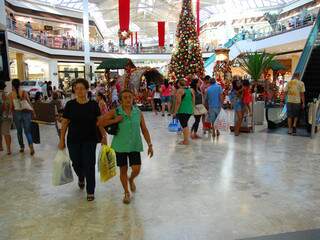 Movimento na praça central do Shopping Campo Grande (Foto: Fernando da Mata)