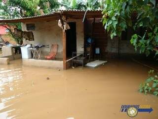 Casas ficaram alagadas em Dourados. (Foto: Dourados Agora)