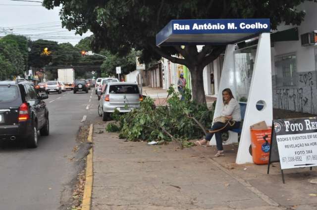 Com chuva e chegada do inverno, fica mais dificil pegar &ocirc;nibus na Capital