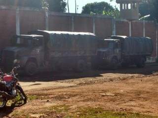 Caminhões do Batalhão de Choque estacionados na porta da Máxima, durante pente fino no local (Foto: Rafael Ribeiro)