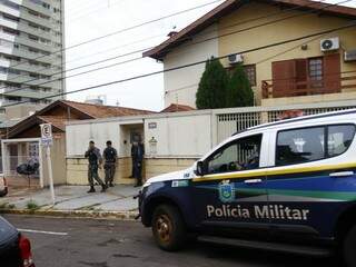Movimentação de policiais que aturam durante a operação em frente à Corregedoria na 1ª fase da operação (Foto: arquivo/Campo Grande News) 
