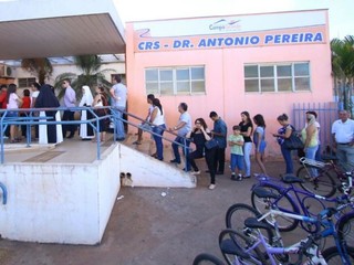 Fila para receber dose contra a gripe no CRS Dr. Antônio Pereira, no Tiradentes. Estoques estão zerados em 28 postos de saúde. (Foto: André Bittar)