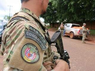 Oficial da polícia paraguaia durante abordagens na região. (Foto: Divulgação) 