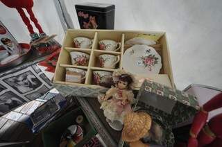 Bonecas e objetos de porcelana estão entre as &quot;relíquias&quot; postas a venda na feira. (Foto: Marcelo Calazans)