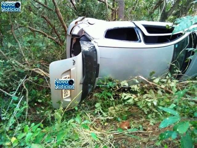 Motorista perde controle da dire&ccedil;&atilde;o e capota carro na MS-276