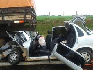 Carro que casal viajava ficou completamente destruído. (Foto: PMR/Divulgação)