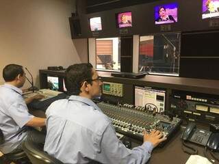 Técnicos trabalham na sala de controle mestre da TV RIT em Dourados (Foto: Fabiane Dorta)