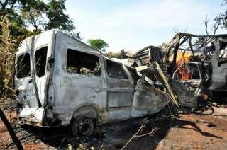 Van e carreta ficaram totalmente destruídos após colisão trágica na BR-267 (Foto: Marcio Rogério/Nova News)