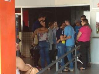 Familiares e amigos de adolescente ao receberem a notícia na Santa Casa. (Foto: Adriano Fernandes)