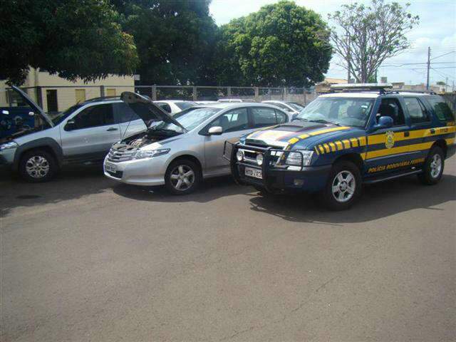  PRF recupera dois carros roubados em Goi&aacute;s e prende tr&ecirc;s pessoas em MS