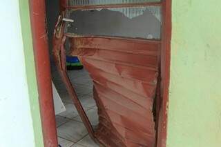 Porta precisou ser arrombada para retirar móveis de residência na Cidade Morena 