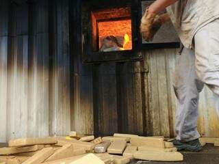 Tabletes de maconha são jogados em forno de indústria em Dourados (Foto: Adalberto Domingos)