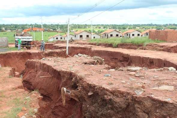 Prefeitura inicia recupera&ccedil;&atilde;o de estragos causados pelas chuvas em Navira&iacute;