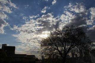 Sol vem castigando o campo-grandense com a terceira maior temperatura do País (Foto: Marcos Ermínio)