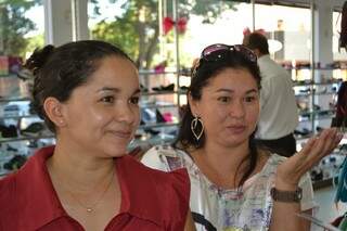 Clientes e moradoras do bairro, Marta e Helena, gostaram da iniciativa. (Foto: Pedro Peralta) 