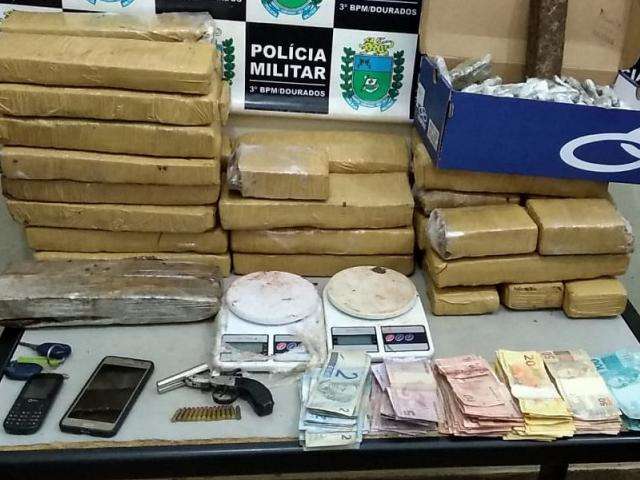 C&atilde;es alertam e PM prende traficante por enterrar maconha em mata