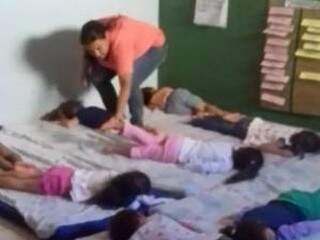 Educadora foi demitida após ser flagrada maltratando crianças em Ceinf. (Foto: Reprodução)
