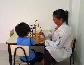 Criança com autismo sendo atendida na sede da AMA (Divulgação)