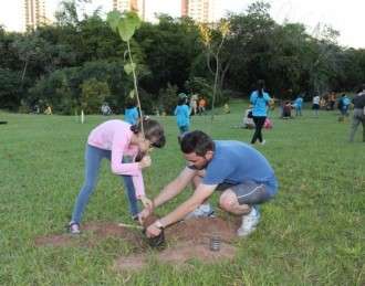 Distribui&ccedil;&atilde;o de mudas e plantios promovem Dia da &Aacute;rvore na Capital