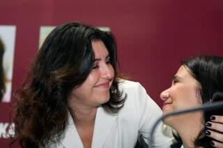 Vice-governadora cumprimenta filha da ex-deputada Celina Jallad, falecida em 2011.