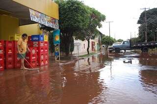 Rua virou rio, é a terceira vez que chove forte e casas ficam alagadas (Foto: Marcos Ermínio)