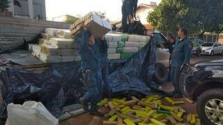 Policiais militares descarregam carga de maconha (Foto: Adilson Domingos)