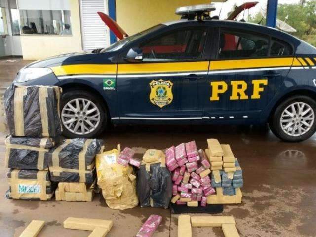 Dupla &eacute; presa com 290 quilos de maconha que seriam levados de MS para MG