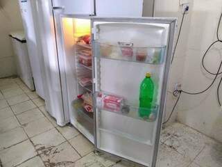 Em lanchonete furtada 5 vezes, ladrões comem salgados e deixam a geladeira aberta. (Foto: Mirian Machado)