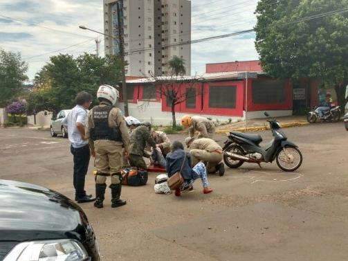 Passageira fica ferida depois de moto bater de frente com carro 