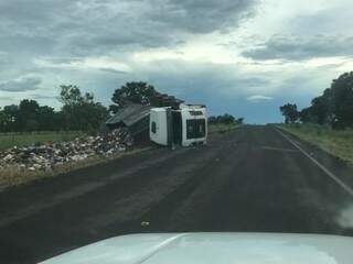 Caminhão de lixo foi encontrado tombado as margens de rodovia estadual (Foto: Direto das Ruas)