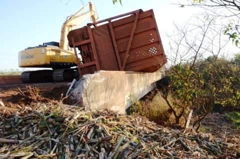 Caminhão carregado de cana-de-açúcar tomba sobre ponte 