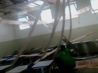 Vídeo feito por aluno mostra temporal destelhando escola em Bandeirantes