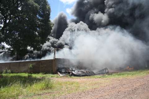 Incêndio em fábrica assustou moradores e comerciantes da região