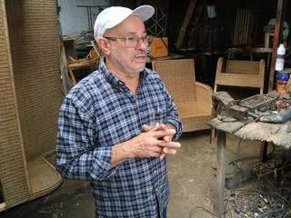Há 23 anos, o artesão Raimundo se dedica a trabalhar na produção de móveis feitos de junco natural. (Foto: Marcos Ermínio) 