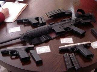 Armas semelhantes a essas foram roubadas de policiais (Foto: ABC Color)