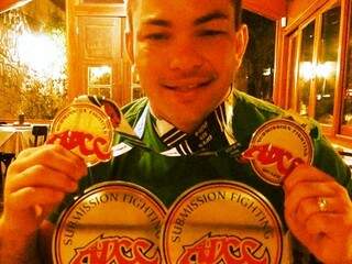 Faixa-preta de jiu-jitsu conquistou duas medalhas de ouro e uma de prata. (Foto: Divulgação)