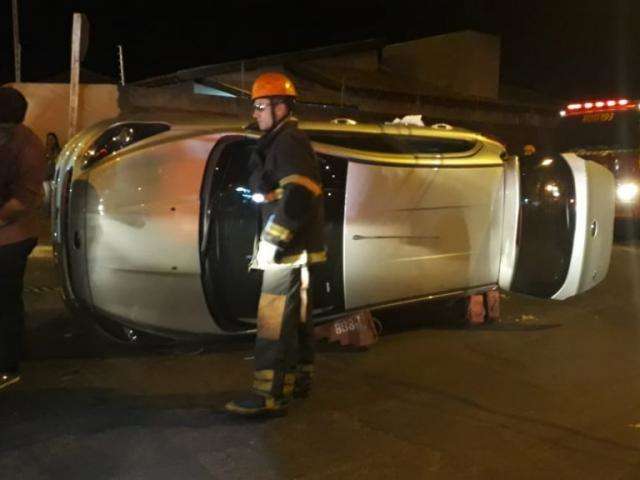 Condutora invade preferencial, causa batida e tomba ve&iacute;culo em cruzamento 