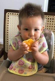 Com seis meses, o pequeno Caio começou a comer alimentos com as próprias mãos. (Foto: Carla Guasina)
