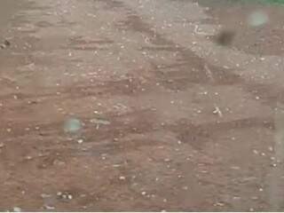 Em Bataguassu também houve queda de granizo neste domingo. (Foto: Direto das Ruas)