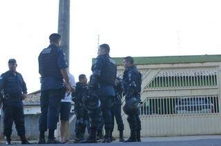Policiais em frente a residência onde o episódio aconteceu. (Foto: Alcides Neto)