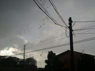 Choveu hoje cedo em Dourados (Foto: Helio de Freitas)