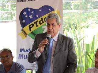Governador André Puccinelli discursa durante evento e destaca parceria do PTdoB. (Foto: Simão Nogueira)