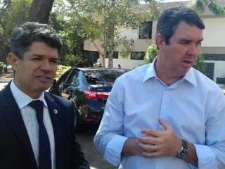 Secretário de governo, Eduardo Riedel (de camisa clara), ao lado do líder do governo na Assembleia Legislativa, Rinaldo Modesto (PSDB) (Foto: Leonardo Rocha)