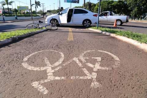 Ciclista usa ciclovia, mas 'fura' sinal vermelho e se envolve em acidente