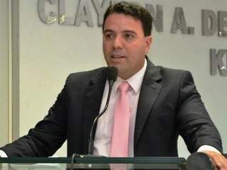 Nezzi presidia a Câmara e, com cassação de ex-prefeito, já respondia pela administração de Caarapó. (Foto: Caarapó News)